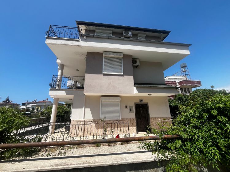 FOR SALE CHEAP 4-BEDROOM TRIPLEX VILLA