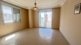 OBA DA SATILIK ÜÇ YATAK ODALI, AYRI MUTFAK OLAN  DAİRE