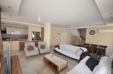 Geniş mobilyalı dört  yatak odalı kiralık daire Alanya Oba