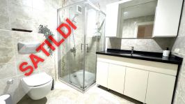 LÜKS BİR KOMPLEKSTE TÜM OLANAKLARA SAHİP MOBİLYALI VE BEYAZ EŞYALI 2+1 DAİRE SATILIKTIR.