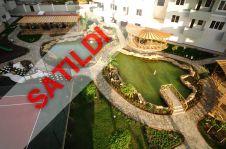 LÜKS BİR KOMPLEKSTE TÜM OLANAKLARA SAHİP MOBİLYALI VE BEYAZ EŞYALI 2+1 DAİRE SATILIKTIR.