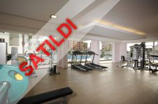 LÜKS BİR KOMPLEKSTE TÜM OLANAKLARA SAHİP MOBİLYALI VE BEYAZ EŞYALI 2+1 DAİRE SATILIKTIR.