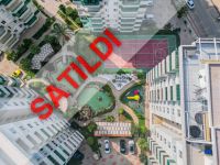 LÜKS BİR KOMPLEKSTE TÜM OLANAKLARA SAHİP MOBİLYALI VE BEYAZ EŞYALI 2+1 DAİRE SATILIKTIR.