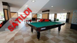 LÜKS BİR KOMPLEKSTE TÜM OLANAKLARA SAHİP MOBİLYALI VE BEYAZ EŞYALI 2+1 DAİRE SATILIKTIR.