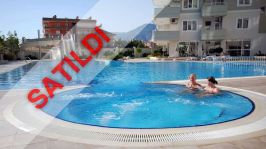 LÜKS BİR KOMPLEKSTE TÜM OLANAKLARA SAHİP MOBİLYALI VE BEYAZ EŞYALI 2+1 DAİRE SATILIKTIR.