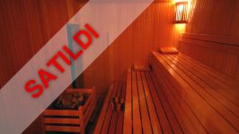 LÜKS BİR KOMPLEKSTE TÜM OLANAKLARA SAHİP MOBİLYALI VE BEYAZ EŞYALI 2+1 DAİRE SATILIKTIR.