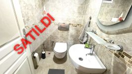 LÜKS BİR KOMPLEKSTE TÜM OLANAKLARA SAHİP MOBİLYALI VE BEYAZ EŞYALI 2+1 DAİRE SATILIKTIR.