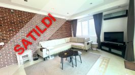 LÜKS BİR KOMPLEKSTE TÜM OLANAKLARA SAHİP MOBİLYALI VE BEYAZ EŞYALI 2+1 DAİRE SATILIKTIR.