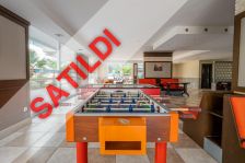 LÜKS BİR KOMPLEKSTE TÜM OLANAKLARA SAHİP MOBİLYALI VE BEYAZ EŞYALI 2+1 DAİRE SATILIKTIR.