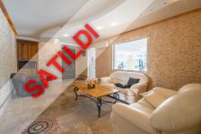 LÜKS BİR KOMPLEKSTE TÜM OLANAKLARA SAHİP MOBİLYALI VE BEYAZ EŞYALI 2+1 DAİRE SATILIKTIR.