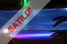 LÜKS BİR KOMPLEKSTE TÜM OLANAKLARA SAHİP MOBİLYALI VE BEYAZ EŞYALI 2+1 DAİRE SATILIKTIR.