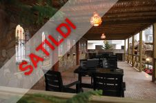 LÜKS BİR KOMPLEKSTE TÜM OLANAKLARA SAHİP MOBİLYALI VE BEYAZ EŞYALI 2+1 DAİRE SATILIKTIR.