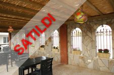 LÜKS BİR KOMPLEKSTE TÜM OLANAKLARA SAHİP MOBİLYALI VE BEYAZ EŞYALI 2+1 DAİRE SATILIKTIR.