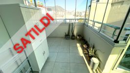 LÜKS BİR KOMPLEKSTE TÜM OLANAKLARA SAHİP MOBİLYALI VE BEYAZ EŞYALI 2+1 DAİRE SATILIKTIR.