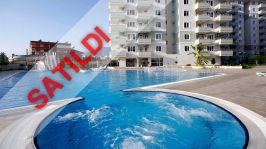 LÜKS BİR KOMPLEKSTE TÜM OLANAKLARA SAHİP MOBİLYALI VE BEYAZ EŞYALI 2+1 DAİRE SATILIKTIR.