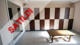 LÜKS BİR KOMPLEKSTE TÜM OLANAKLARA SAHİP MOBİLYALI VE BEYAZ EŞYALI 2+1 DAİRE SATILIKTIR.