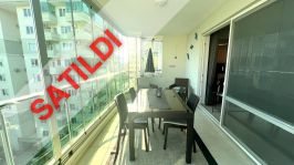 LÜKS BİR KOMPLEKSTE TÜM OLANAKLARA SAHİP MOBİLYALI VE BEYAZ EŞYALI 2+1 DAİRE SATILIKTIR.