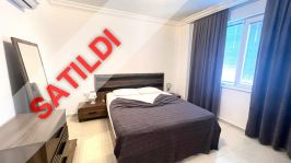 LÜKS BİR KOMPLEKSTE TÜM OLANAKLARA SAHİP MOBİLYALI VE BEYAZ EŞYALI 2+1 DAİRE SATILIKTIR.