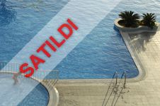 LÜKS BİR KOMPLEKSTE TÜM OLANAKLARA SAHİP MOBİLYALI VE BEYAZ EŞYALI 2+1 DAİRE SATILIKTIR.