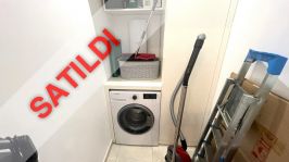 LÜKS BİR KOMPLEKSTE TÜM OLANAKLARA SAHİP MOBİLYALI VE BEYAZ EŞYALI 2+1 DAİRE SATILIKTIR.