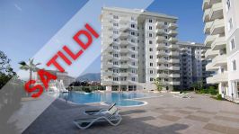 LÜKS BİR KOMPLEKSTE TÜM OLANAKLARA SAHİP MOBİLYALI VE BEYAZ EŞYALI 2+1 DAİRE SATILIKTIR.