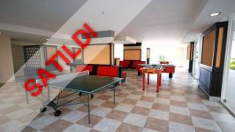 LÜKS BİR KOMPLEKSTE TÜM OLANAKLARA SAHİP MOBİLYALI VE BEYAZ EŞYALI 2+1 DAİRE SATILIKTIR.