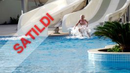 LÜKS BİR KOMPLEKSTE TÜM OLANAKLARA SAHİP MOBİLYALI VE BEYAZ EŞYALI 2+1 DAİRE SATILIKTIR.