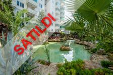 LÜKS BİR KOMPLEKSTE TÜM OLANAKLARA SAHİP MOBİLYALI VE BEYAZ EŞYALI 2+1 DAİRE SATILIKTIR.