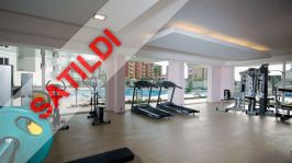 LÜKS BİR KOMPLEKSTE TÜM OLANAKLARA SAHİP MOBİLYALI VE BEYAZ EŞYALI 2+1 DAİRE SATILIKTIR.