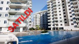 LÜKS BİR KOMPLEKSTE TÜM OLANAKLARA SAHİP MOBİLYALI VE BEYAZ EŞYALI 2+1 DAİRE SATILIKTIR.