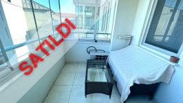 LÜKS BİR KOMPLEKSTE TÜM OLANAKLARA SAHİP MOBİLYALI VE BEYAZ EŞYALI 2+1 DAİRE SATILIKTIR.