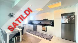 LÜKS BİR KOMPLEKSTE TÜM OLANAKLARA SAHİP MOBİLYALI VE BEYAZ EŞYALI 2+1 DAİRE SATILIKTIR.