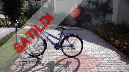 LÜKS BİR KOMPLEKSTE TÜM OLANAKLARA SAHİP MOBİLYALI VE BEYAZ EŞYALI 2+1 DAİRE SATILIKTIR.