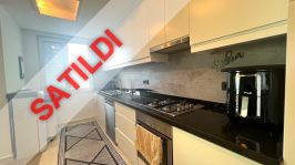 LÜKS BİR KOMPLEKSTE TÜM OLANAKLARA SAHİP MOBİLYALI VE BEYAZ EŞYALI 2+1 DAİRE SATILIKTIR.