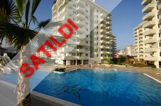 LÜKS BİR KOMPLEKSTE TÜM OLANAKLARA SAHİP MOBİLYALI VE BEYAZ EŞYALI 2+1 DAİRE SATILIKTIR.